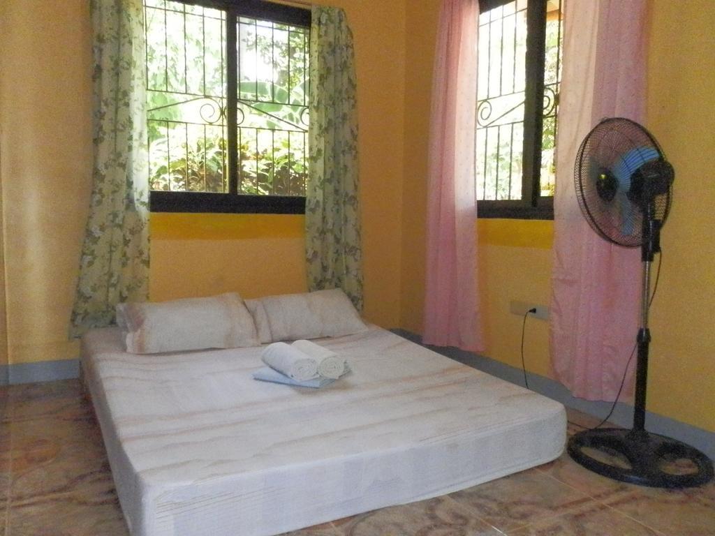 The Blue Pagong Aparthotel Puerto Galera Kültér fotó